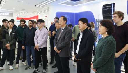 Thumbs up for Linyi Industry! International students from Tsinghua University's Department of Industrial Engineering visit Chunguang Technology Group